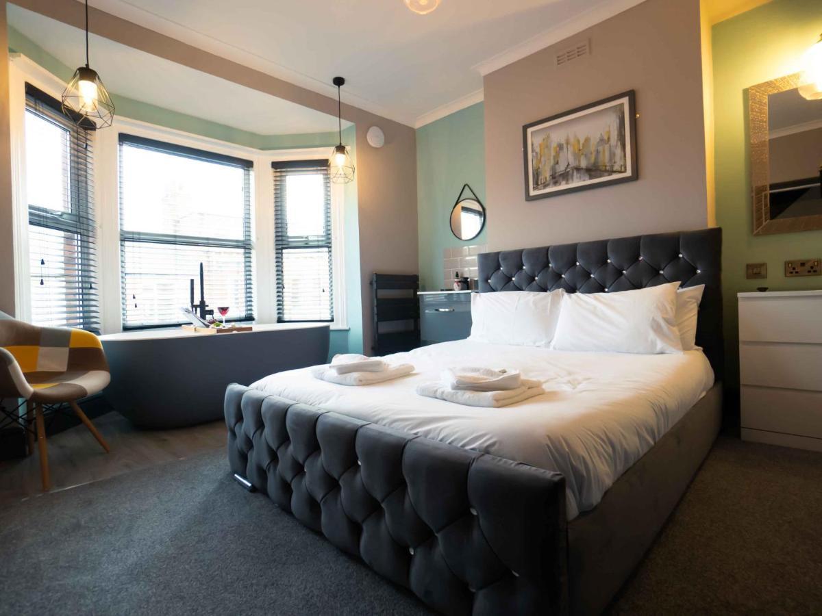 Pass The Keys Amazing, Newly Renovated 5Bedroom House Sleeps 10 Scarborough Buitenkant foto